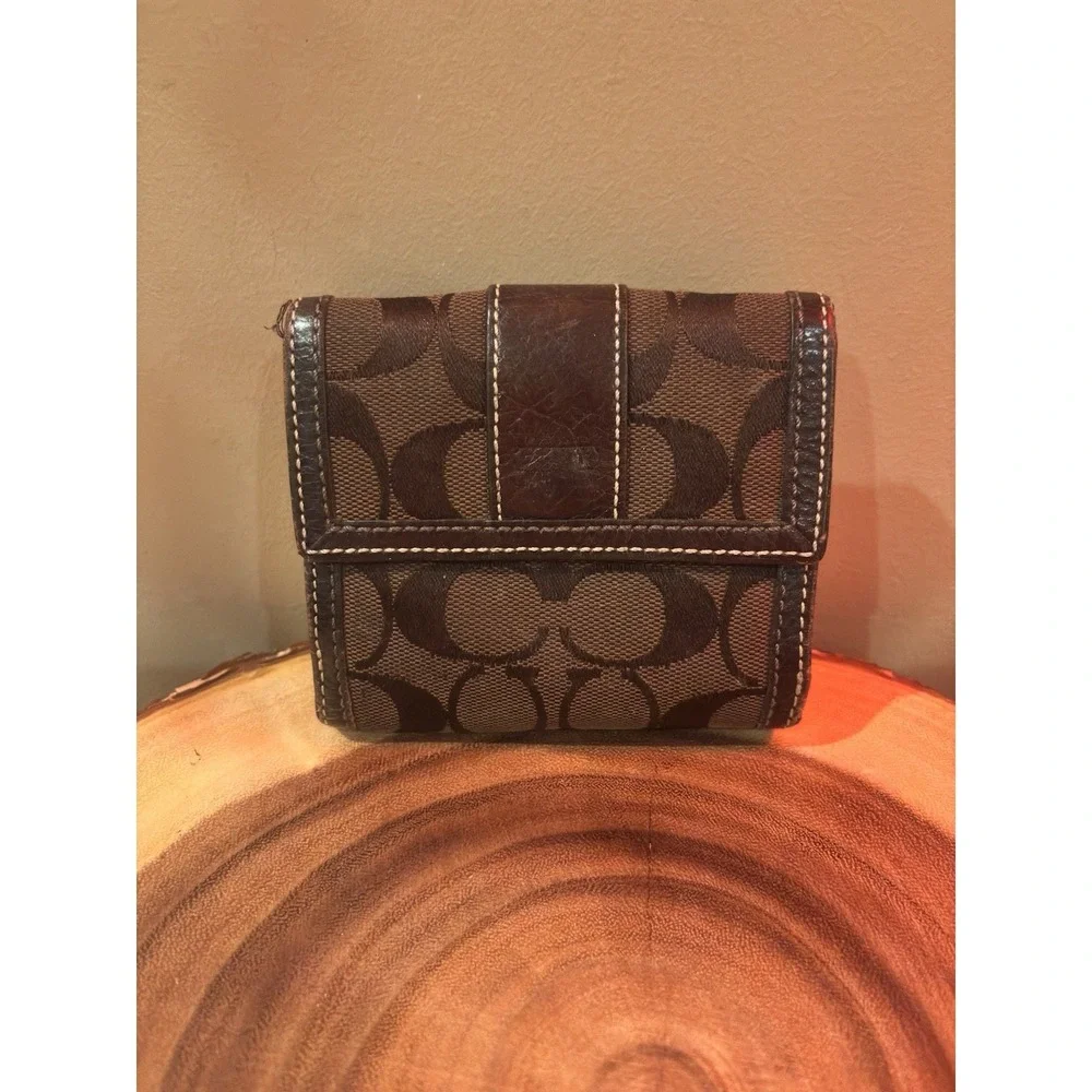 COACH Signature Brown Bi Fold Leather‎ Wallet. Coach Logo